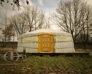 La yourte située tout près de la ferme est prête à accueillir les stagiaires